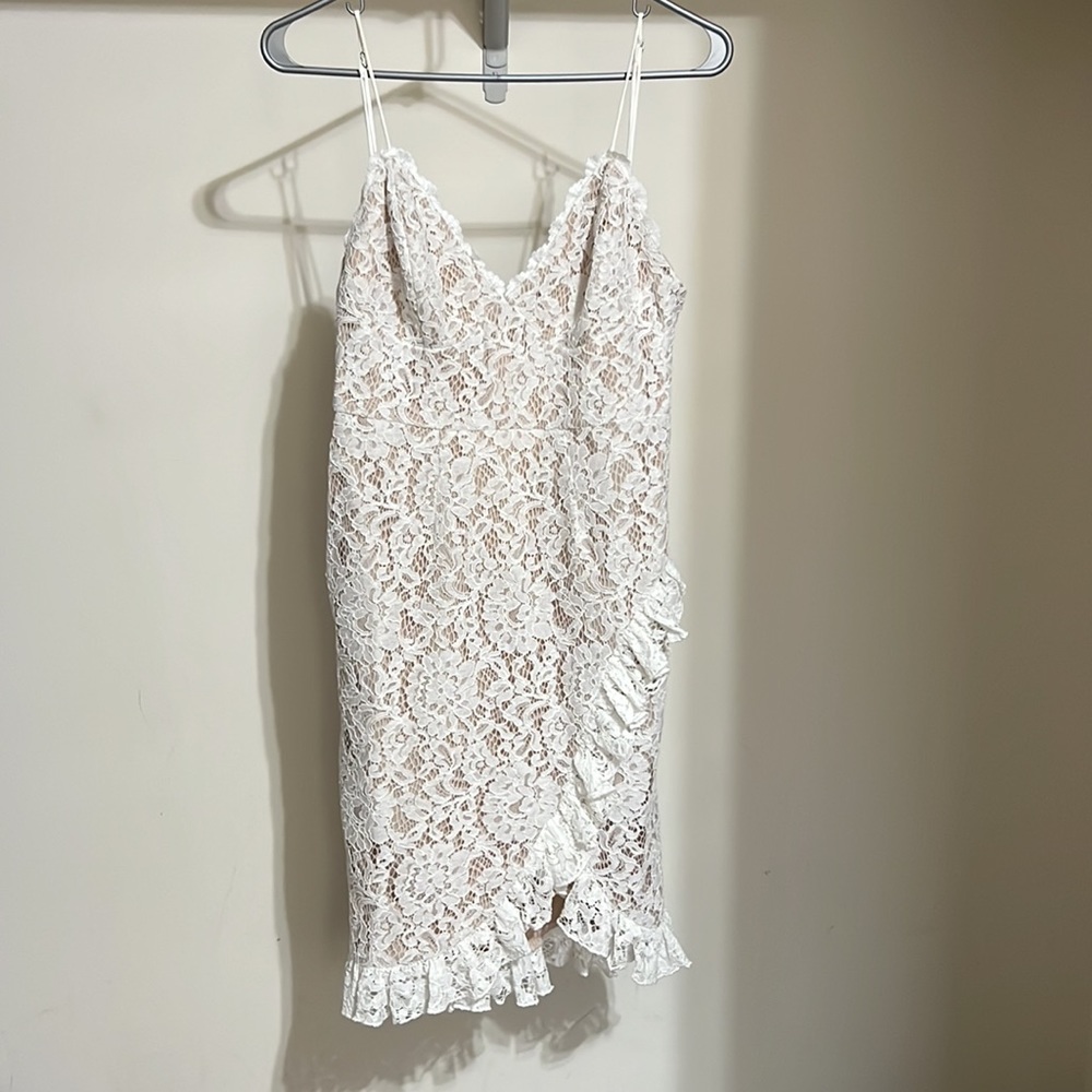 Selfie Leslie Azusa Asymmetrical Hem Lace Dress in white. Size Xs - Picture 4 of 10